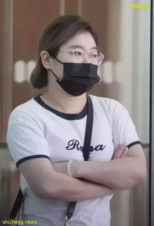 泼辣吸毒华女 追砍男友 咬伤辅警