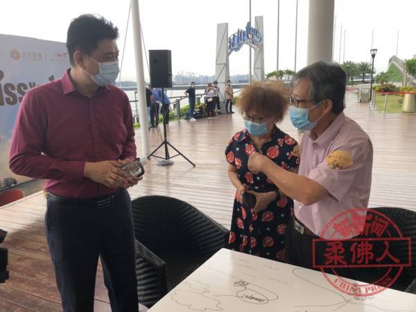 最近的距離遙遙相望 海峽短暫相聚 一家之主流下男兒淚