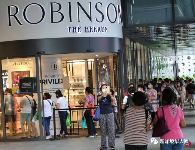 罗敏申最后一次黑色星期五促销活动!大批新加坡民众排队购买