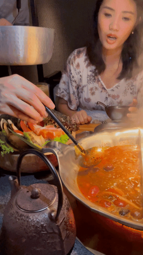 排队5小时!网红凑凑火锅来新加坡了!锅底无限续、奶茶免费喝!菜品大曝光