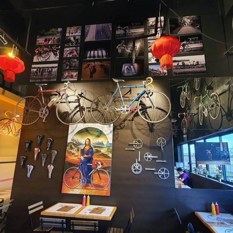Soek Seng 1954 機場旁的咖啡廳☕️ 室外看飛機、室內看腳踏車，視覺和味覺雙重盛宴
