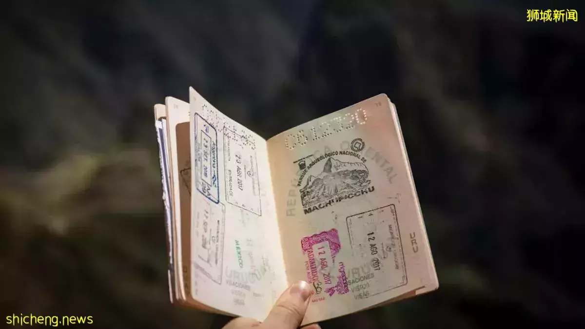 現在可以在移民和關卡局 (ICA) 的”MyICA”上申請護照和 NRIC