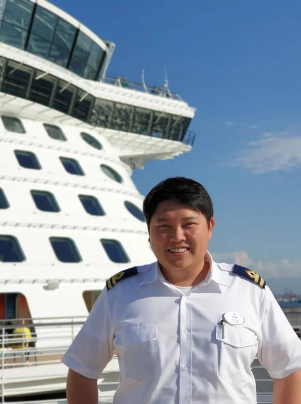 昨天！李顯龍總理爲了開會，接受“戳鼻孔”！會議信息量好大