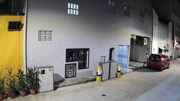 后巷很方便贴告示警告 再乱撒尿就“剪掉...”