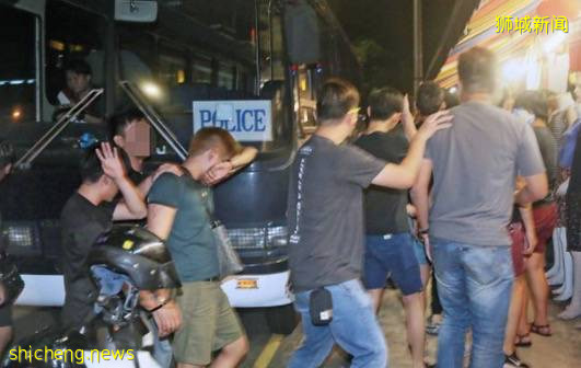 解封前，新加坡警察進行了八天“掃黃”，這些人沒有遵守安全距離!