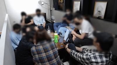 新加坡七部門聯合掃蕩芽籠紅燈區,帶走89人!持刀打架、咬警察、脫衣服… 好亂