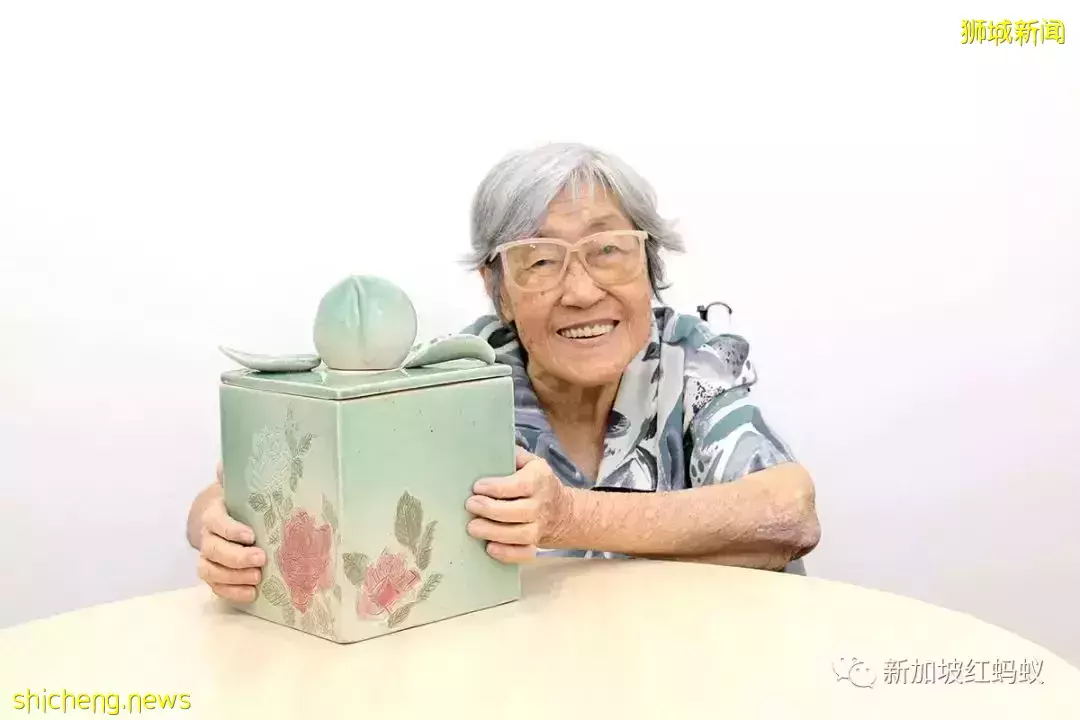 不忌諱討論身後事:新加坡老人爲自己設計個性化骨灰甕