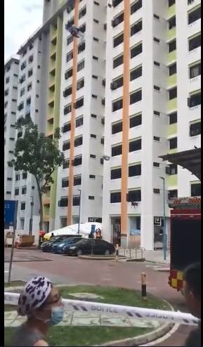 新加坡网友追拍赤身老安哥跳楼全程,“安全气囊”成救命稻草