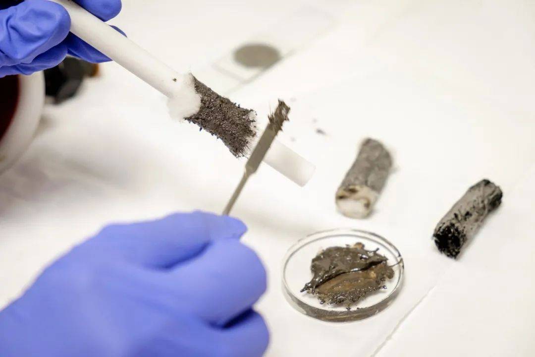 前景广阔!NTU 科学家发明能被磁场固化的新型胶水