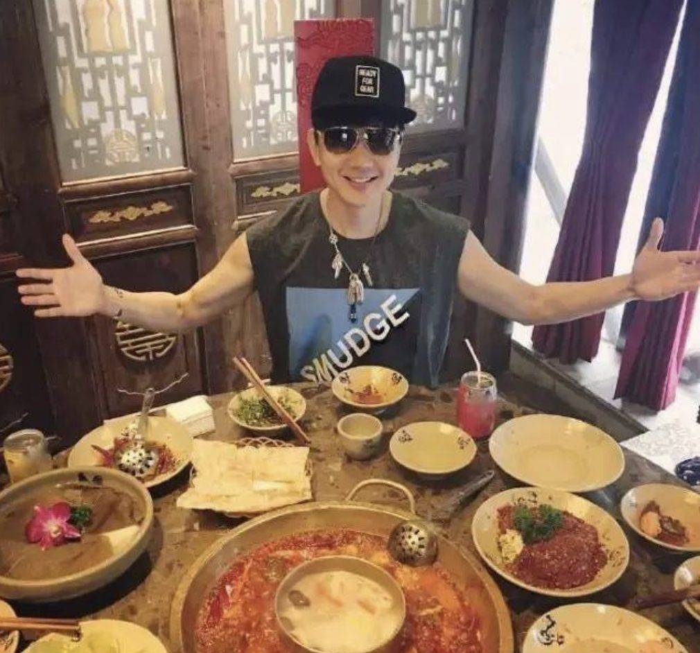 JJ林俊杰都来打卡的超劲爆火锅店现在免费送美国肥牛啦!锅底醇厚浓香,食材新鲜美味,一秒带你去火锅之城