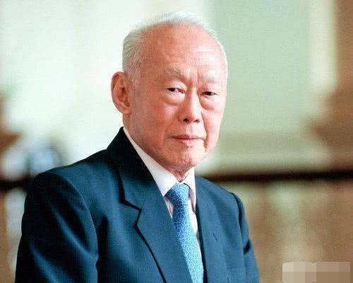 新加坡是一个独裁国家吗？不是，前期半独裁，现在是民主国家