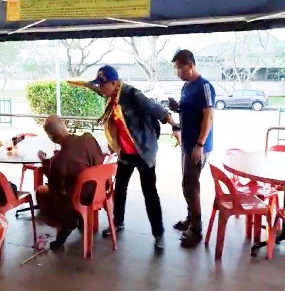 不满听经被赶  阿叔大骂法师扯僧袍