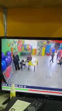 視頻曝光!這個新加坡籍女校長毆打虐童!“像拎小雞一樣”