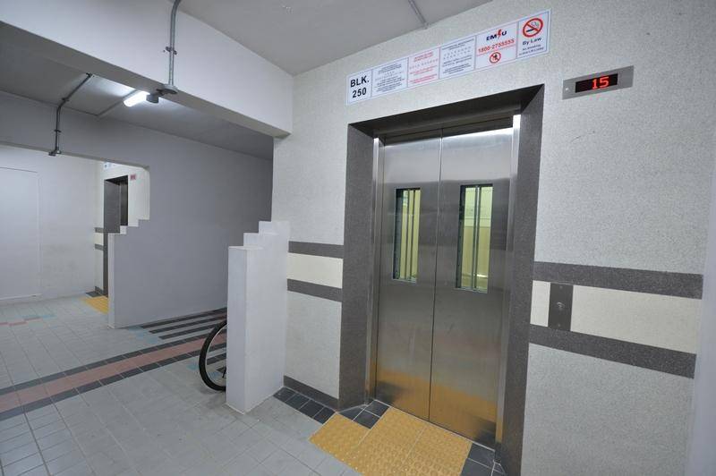 搭电梯骂人没等他 中风男 暴打 女子