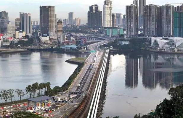 今天起陆路入境新加坡需接受病毒检测,前线人员开始接种疫苗