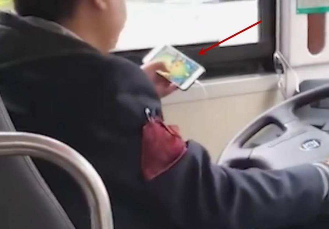 開車玩手機!你以爲你是藤原拓海