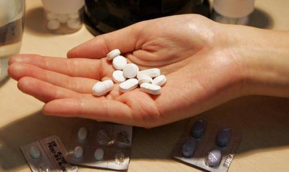 逼11岁女儿服用多颗安眠药，新加坡一男子被判坐牢六个月两周