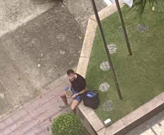 来朋友们干了这杯狗粮!妻子酒店隔离男子天天楼下相伴