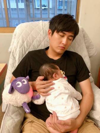 黄端伦初为人父 一天睡2小时 直言“好累”快患忧郁症 
