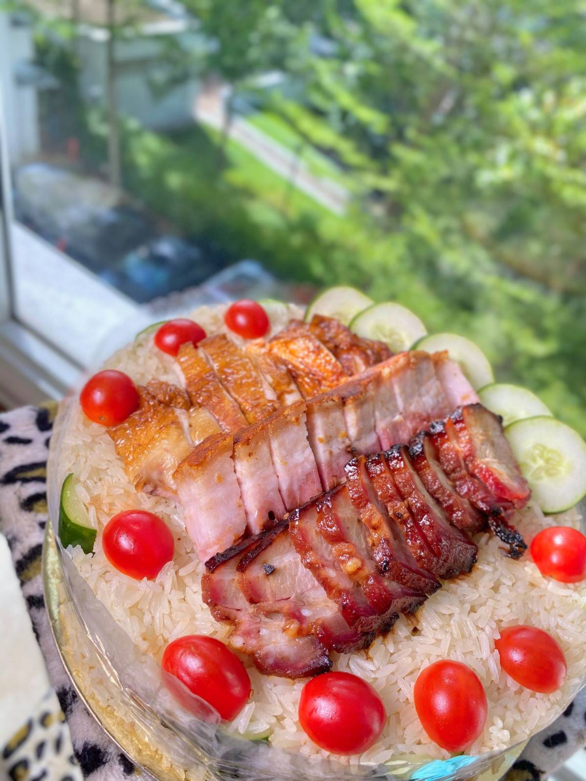 蛋糕当正餐😎 新加坡食阁小贩独创“鸡饭蛋糕”🍰 3种尺寸、多款肉类自由搭配,庆生大餐轻松搞定