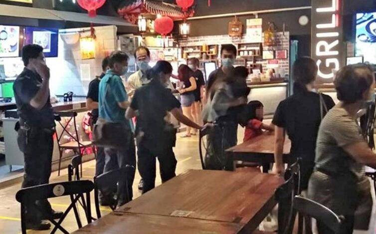 女小販六歲女兒突然走失，新加坡出動警犬終讓一家團聚