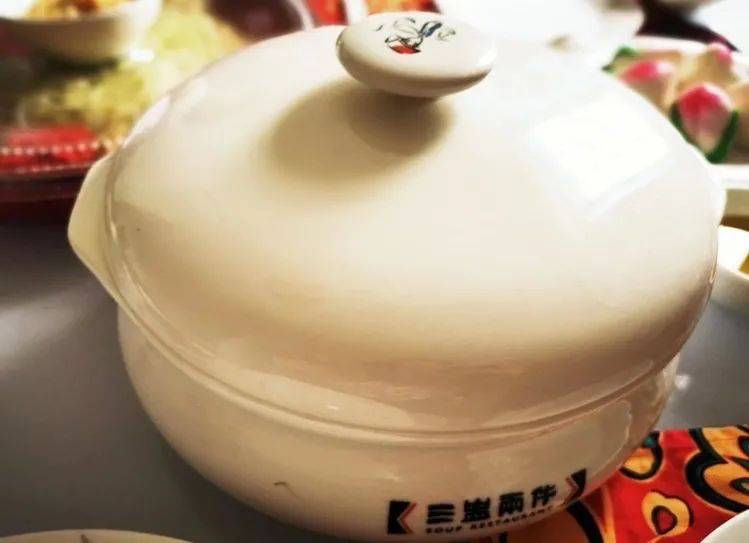 捞鱼生都要戴口罩了?外带回家不香吗