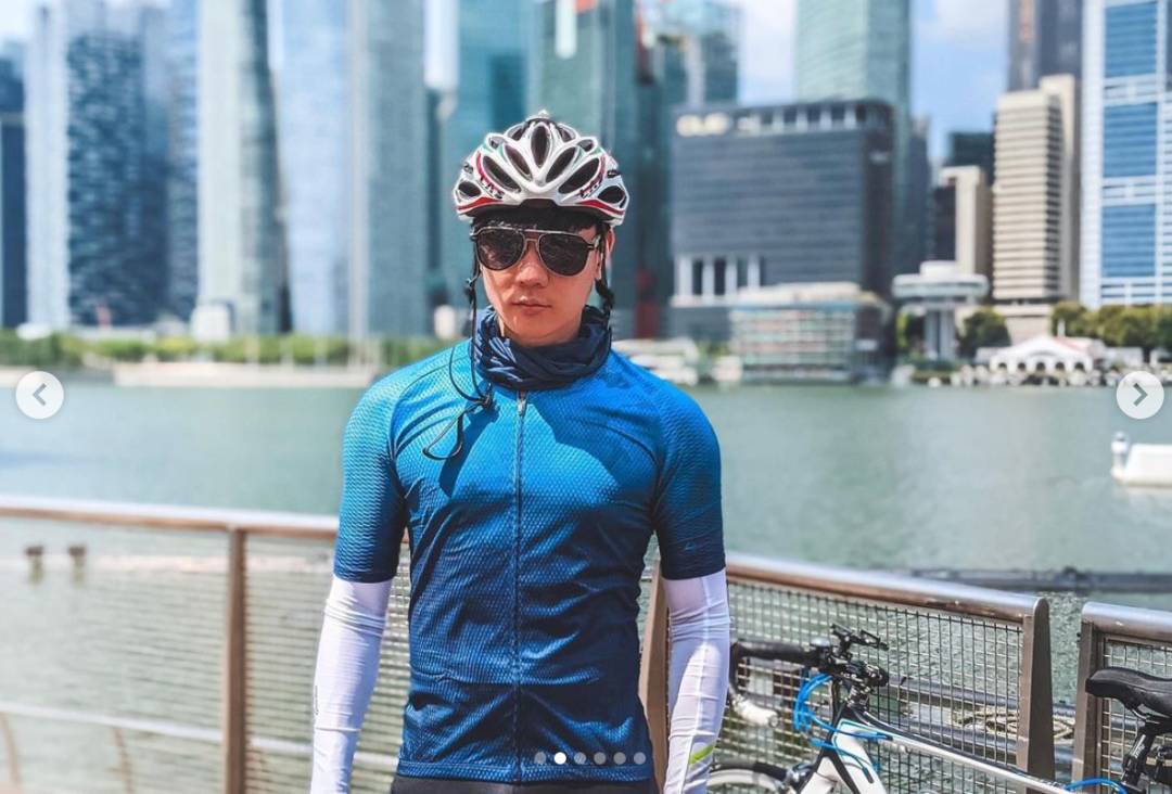 林俊杰回到新加坡过年啦！还在滨海湾骑车遛圈