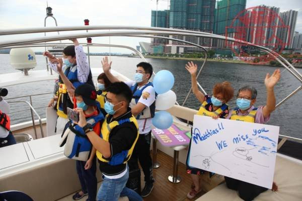 最近的距離遙遙相望 海峽短暫相聚 一家之主流下男兒淚