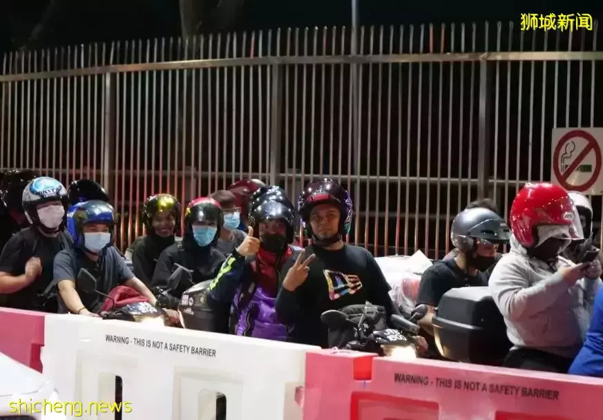 新加坡&马来西亚大堤挤爆了，人人人仌众、车车车䡛轰