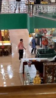 今天,新加坡被大暴雨淹沒了!