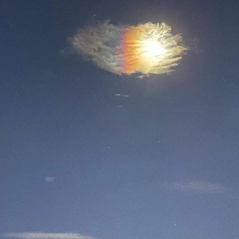 太美！新加坡驚現奇異彩虹月！全島人搶拍