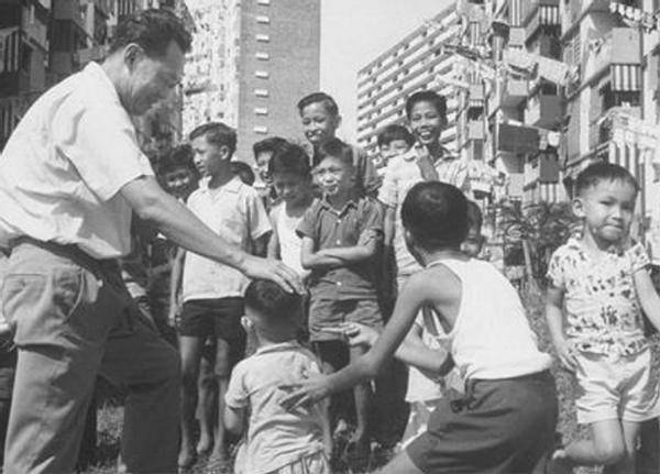 李光耀追悼會，女兒李玮玲泣不成聲：我是一名客家人，必須堅強