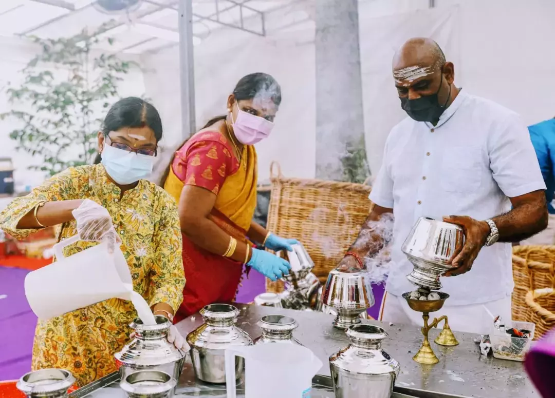 頭頂牛奶、鋼針刺入身體 ... 李總理說這個新加坡節日,今年不一樣