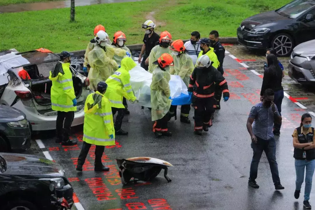 新加坡一停車場內連環撞，營救失敗司機受困葬身火海