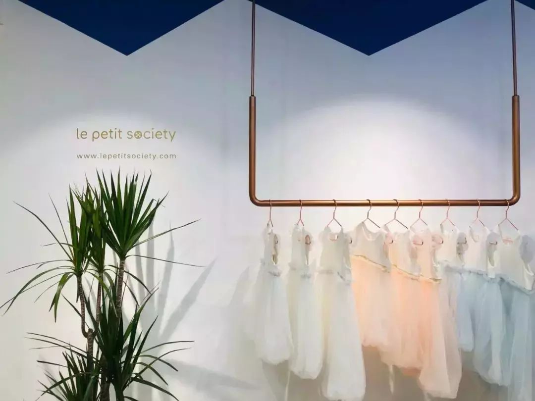 我们挖到了新加坡宝藏童装品牌,新年亲子装穿出了明星的感觉