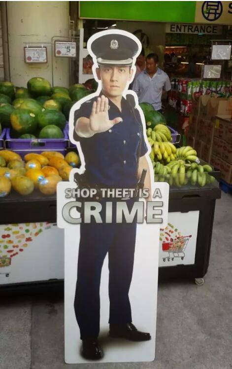 疫情期违规送殡还高喊私党口号,真把新加坡警察当纸老虎