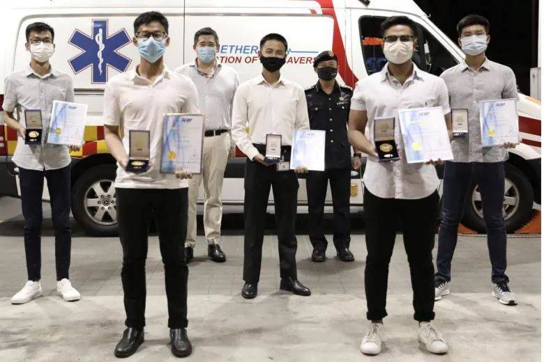 噩梦成真!新加坡食阁的巨型吊扇掉下来砸伤了人,血流不止