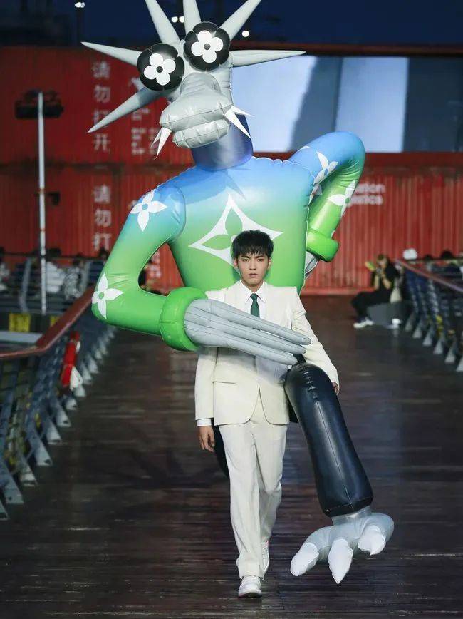 GUCCI的多啦A梦,LV的红色货柜,新加坡乌节路潮出新花样