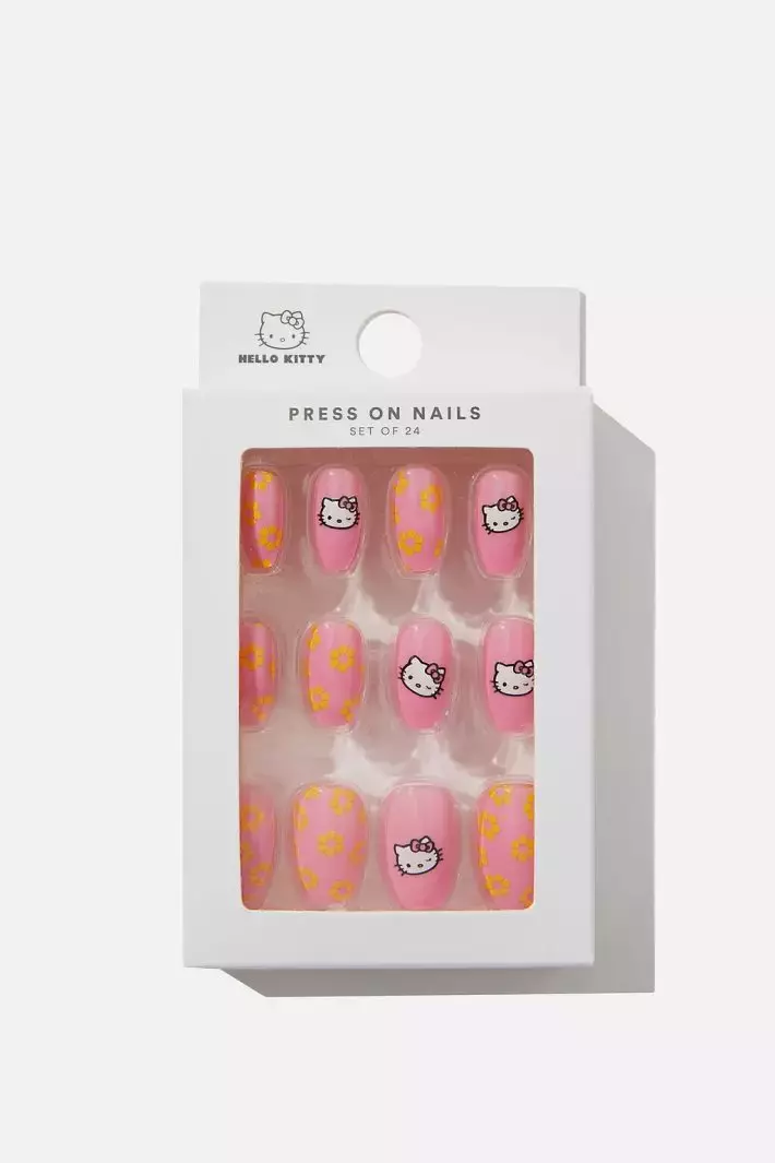 平价服饰Cotton On推出Hello Kitty合作系列,包括衣服、鞋子甚至还有穿戴甲片