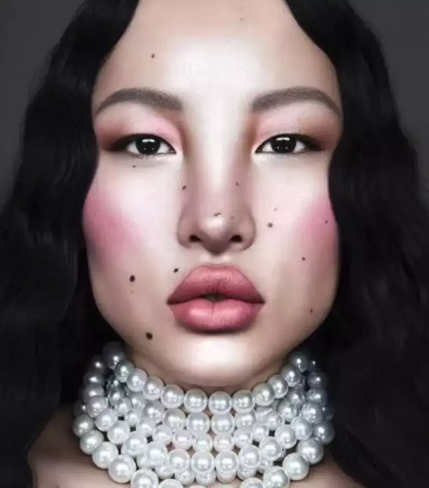 因为眯眯眼,她拍的这些照片被指辱华!外国女生做了这个姿势后,新加坡人也怒了