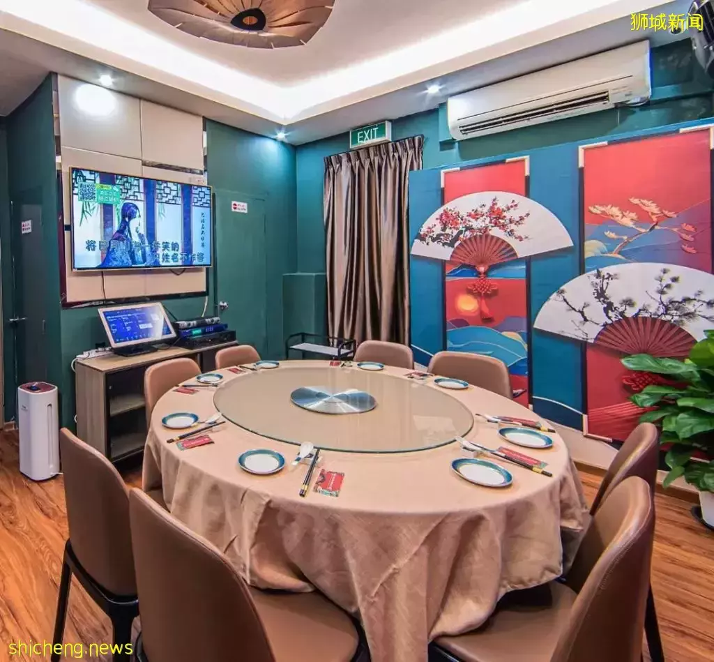 一邊K歌一邊涮火鍋，純正潮汕火鍋來了！5月份到店用餐即可享有：免費湯底+小龍蝦🤩 私人包廂備有K歌設施