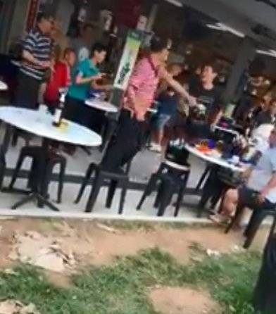 2大叔咖啡店上演铁公鸡 旁人煽风点火喊“打啊！爽啊！”