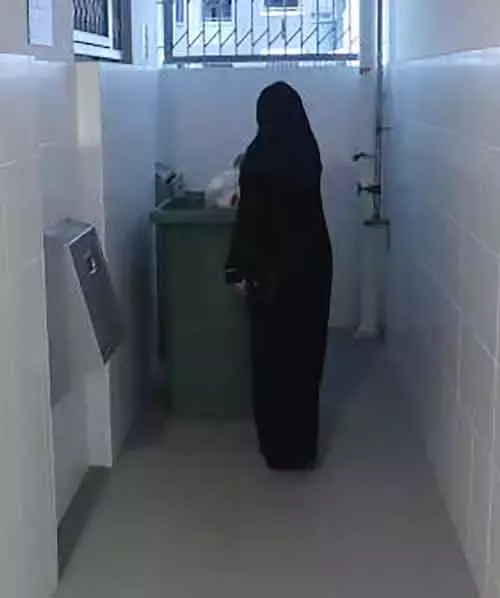 组屋垃圾槽没人清理 垃圾堆至3楼高 恶臭弥漫