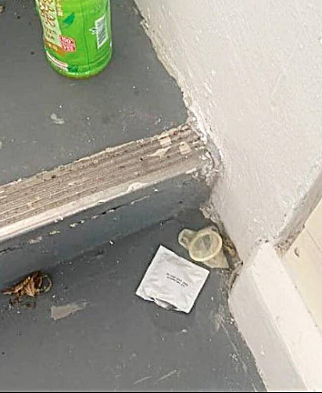 组屋楼梯口成“胡搞胜地” 居民惊见裸男裸女