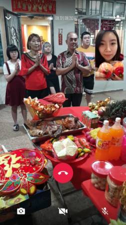 【柔佛人头条】人在狮城另类团聚 隔屏参与 线上拜天公 