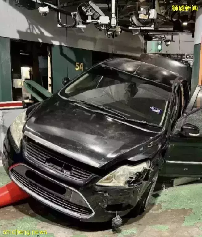 这辆载着中国乘客的车,强行闯边境、撞倒大士关卡!实拍,周末无数新加坡人涌向新山