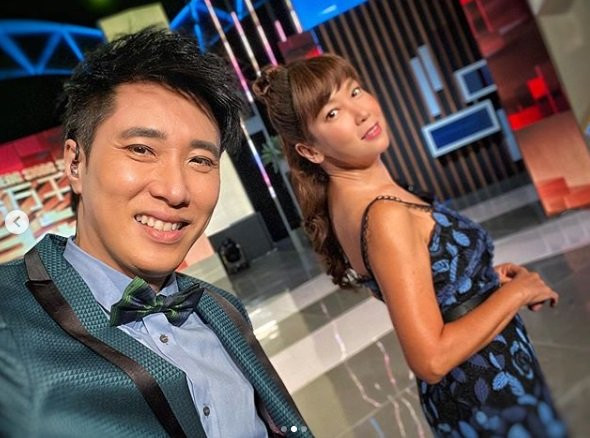 露左肩右肩還是雙肩? 鍾琴主持服裝遭批評不得體