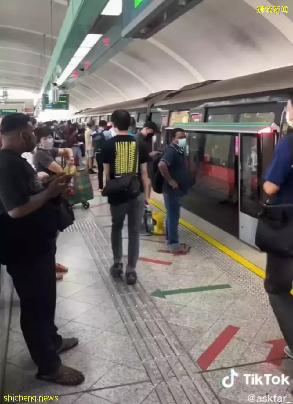 新加坡地铁车厢突冒白烟，SMRT紧急疏散乘客