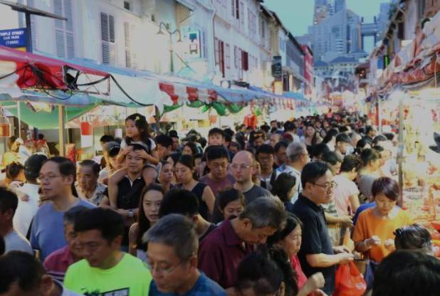 新加坡“唐人街”摊位再飚新高，哄抢摊位背后是怎样的金钱角逐