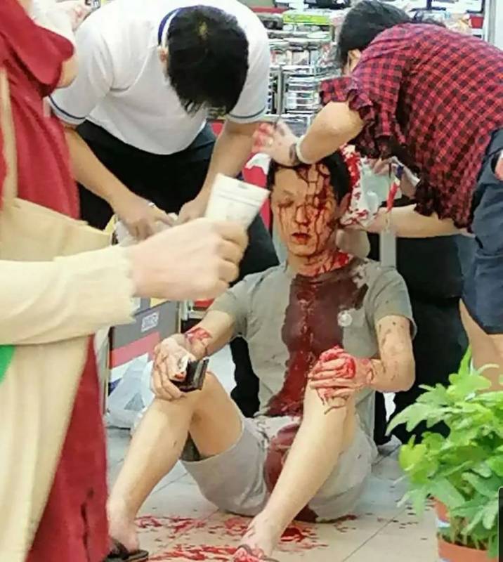 新加坡又现持刀伤人事件!现场搭3帐篷,难道有命案